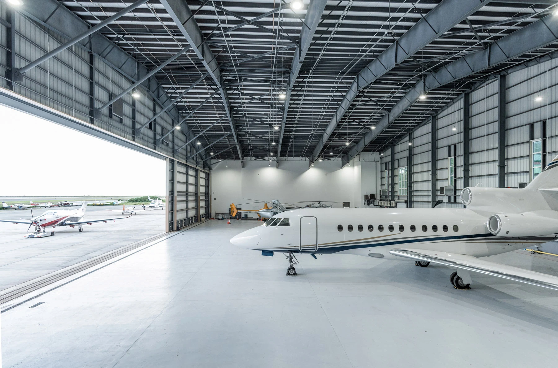 Hangar cleaning and facility-care service presentation